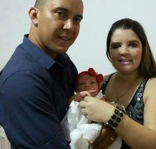 Família contou com instruções do Corpo de Bombeiros para salvar a filha de 25 dias. (Foto: Arquivo Pessoal/ Divulgação)