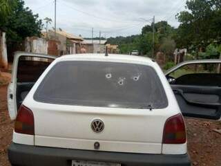 Marcas de tiros em carro usados pelos bandidos. (Foto: Divulgação/Batalhão de Choque)