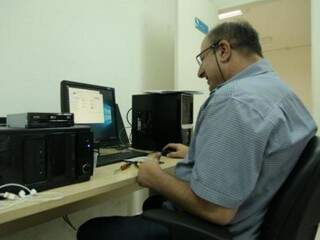 Agenor é técnico de informática na Sanesul (Foto: João Paulo Gonçalves)