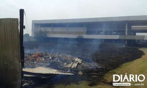 Incêndio atinge área do Instituto Federal e destrói deposito de madeira