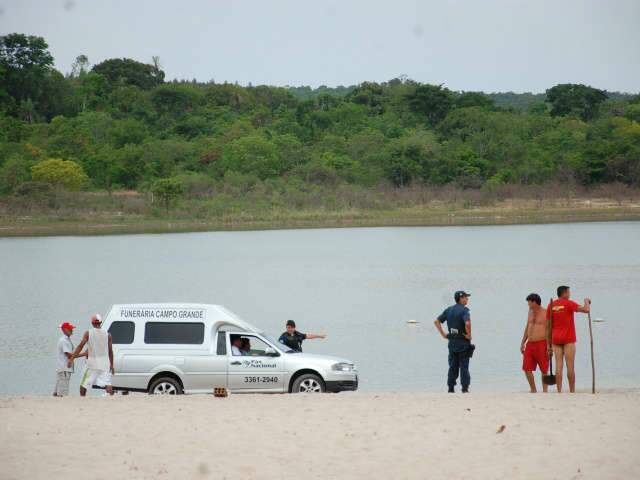Bombeiros interditam Lagoa Rica ap&oacute;s adolescente morrer afogado