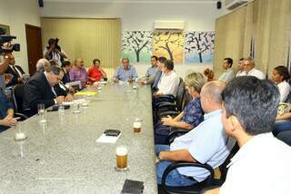 Deputados distensionaram encontro do governador André Puccinelli com representantes dos servidores da Iagro. (foto: Edemir Rodrigues)