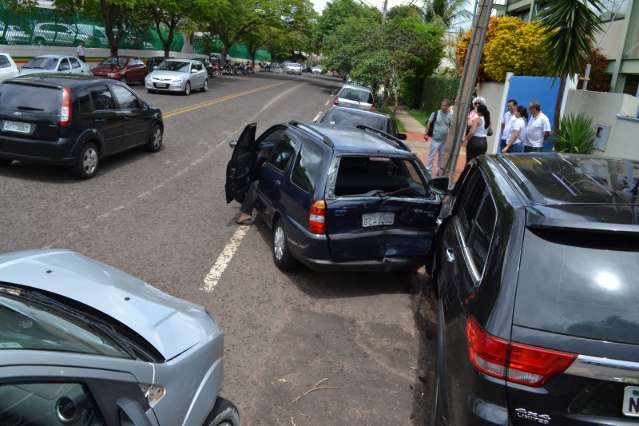 Cruzamento tem acidente com 4 ve&iacute;culos no Jardim dos Estados