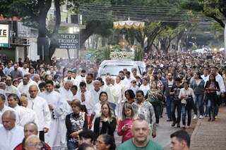 Douradenses durante procissão de Corpus Christi (Foto: Eliel Oliveira)