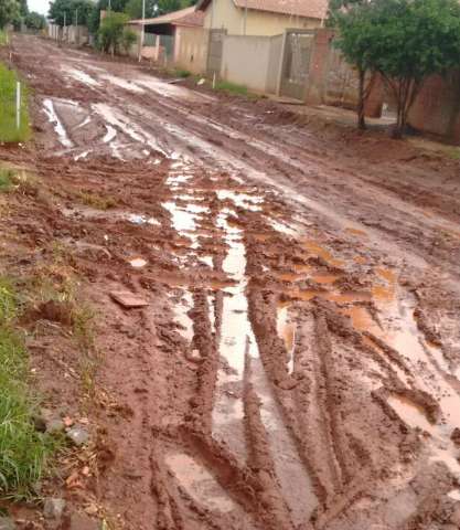 Prefeitura inicia obras de asfalto em per&iacute;odo de chuva e moradores reclamam