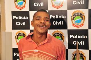 Marcos Antônio sorri ao falar sobre o crime que cometeu. (Foto: João Garrigó)