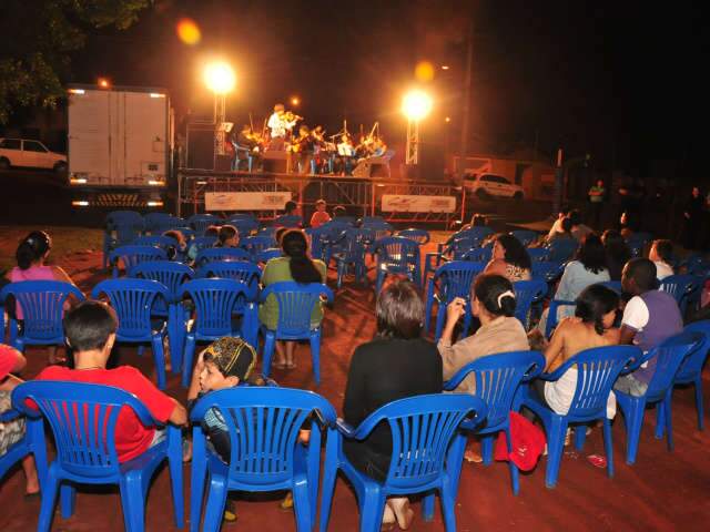  Uma noite de m&uacute;sicas cl&aacute;ssicas e com o rasqueado de Beth e Betinha