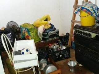 Móveis e utensílios recolhidos em cômodo da casa (Foto: Aquidauana News)