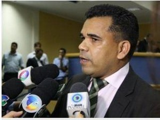 Prefeito e secretário de Infraestrutura, Valtemir Alvez de Brito, tiveram R$ 148 mil dos bens bloqueados. (Foto: Marcos Ermínio)