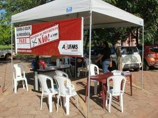 Com pouca adesão, cerca de 20 pessoas caminham aleatoriamente pela universidade (Foto: Marcos Ermínio)