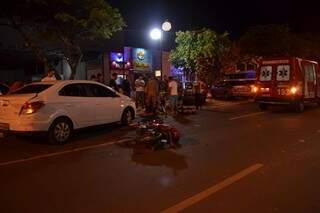 O carro saía do estacionamento quando foi atingido pelo motociclista. (Foto: Emerson Dantas/Jornal da Nova)