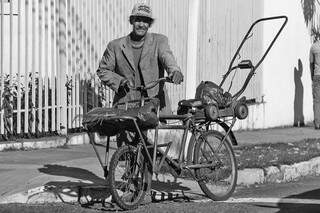 Chique até para cortar grama. Senhorzinho na Rua Da Paz vai de bicicleta, mas não esquece o terno, para o trabalho. (Foto: Marcos Ermínio)