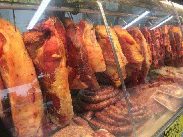 Jogo de for&ccedil;as entre JBS e demais frigor&iacute;ficos derruba pre&ccedil;o da carne
