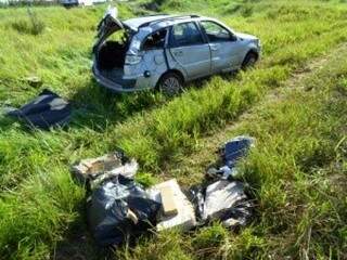 Durante o acidente alguns tabletes foram arremessados para fora do carro.   (Foto: divulgação)