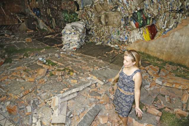 Lixo recicl&aacute;vel estocado em dep&oacute;sito provoca desabamento de muro 