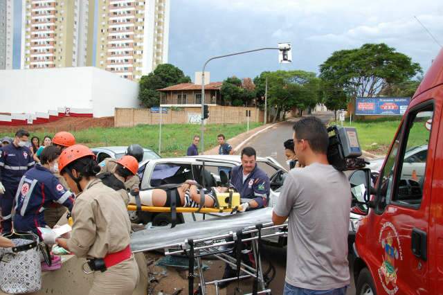  Tr&ecirc;s mulheres s&atilde;o lan&ccedil;adas para fora de carro em acidente na Ricardo Brand&atilde;o 