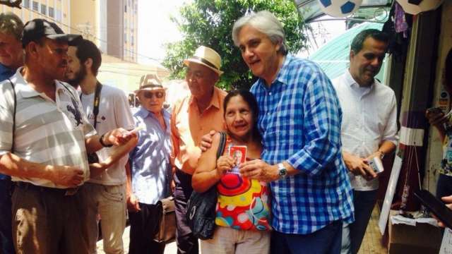 Em campanha na rua, Delc&iacute;dio promete ampliar parcelamento de IPVA