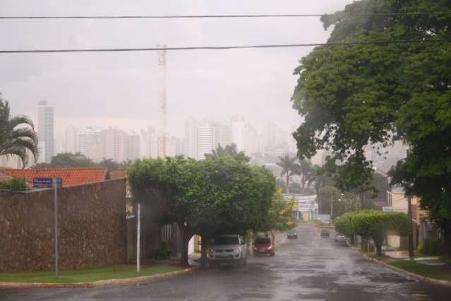 Fim de semana come&ccedil;a com pancadas de chuva e ventos de 46 km/h