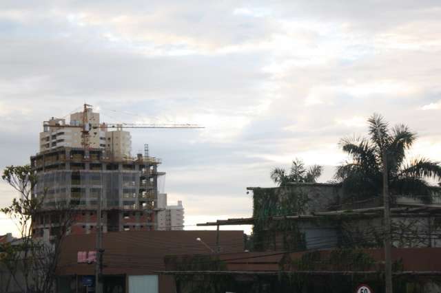 Segunda-feira de c&eacute;u nublado e possibilidade de chuva na Capital