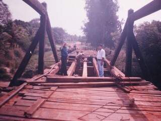 Construção da antiga ponte de madeira de Palmeiras. (Foto: Arquivo Pessoal)