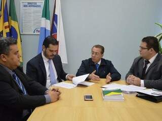 Presidente da OAB, Mansour Karmouche com membros das comissões que irão acompanhar caso (Foto: Guilherme Henri)