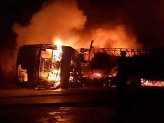 Ônibus pegou fogo após bater de frente com carreta na BR-365, no interior de Minas Gerais (Foto: Divulgação/Patos Hoje)