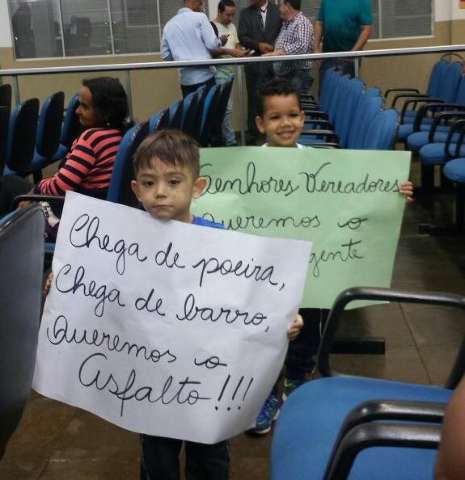 Moradores protestam e conseguem agendar reuni&atilde;o com prefeita