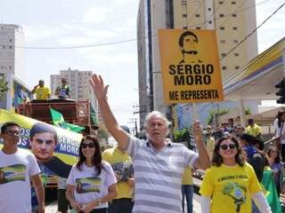 Manifestantes levaram faixas e cartazes em apoio ao ministro da Justiça, Sérgio Moro (Foto: Kísie Ainoã)