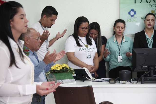 Com atirador foragido e v&iacute;timas internadas, funer&aacute;ria reabre
