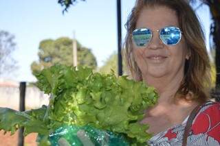 A funcionária pública, Maria do Carmo Tarine comprou alface (Foto: Alana Portela)