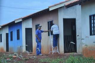 Famílias que ocuparam casas do residencial Dioclécio Artuzi instalam rede de energia elétrica por conta própria (Foto: Eliel Oliveira)