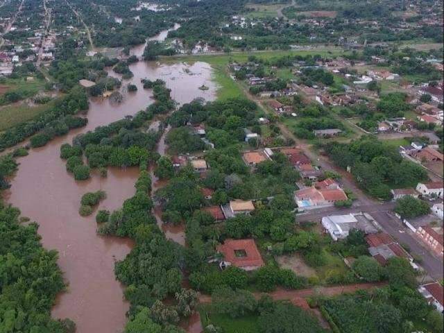 Rio Apa atinge 7 metros acima do normal e desaloja 25 fam&iacute;lias em Bela Vista