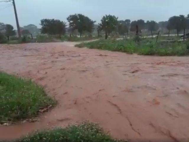 Chuva de 72 mil&iacute;metros provoca pontos de alagamentos no interior