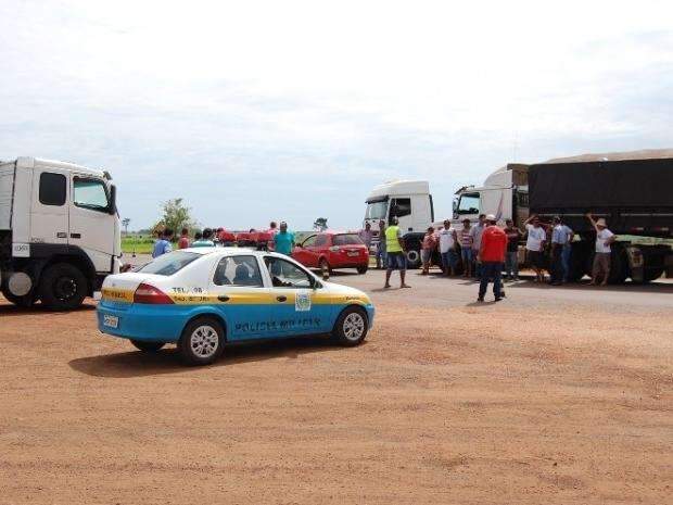 Come&ccedil;a na MS-134 manifesta&ccedil;&atilde;o de caminhoneiros pela ren&uacute;ncia de Dilma