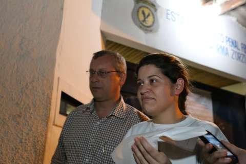 Ex-servidora acusada de cobrar propina deixa cadeia sem falar com imprensa