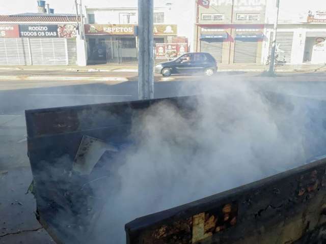 Ca&ccedil;amba com entulho pega fogo e labareda alta assusta morador  
