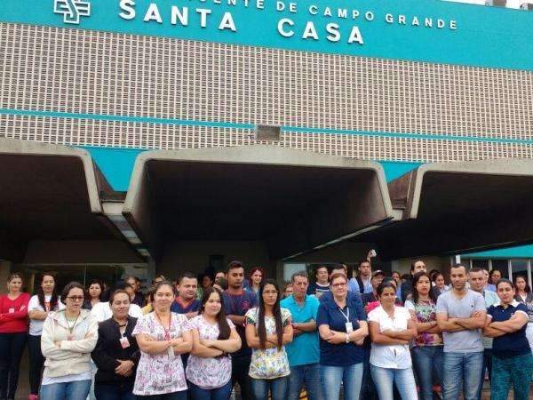 Ap&oacute;s parar atendimento, funcion&aacute;rios da Santa Casa encerram protesto 