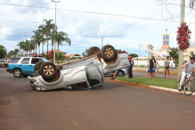 Caminhonete capota e cinco pessoas saem ilesas em Chapad&atilde;o do Sul