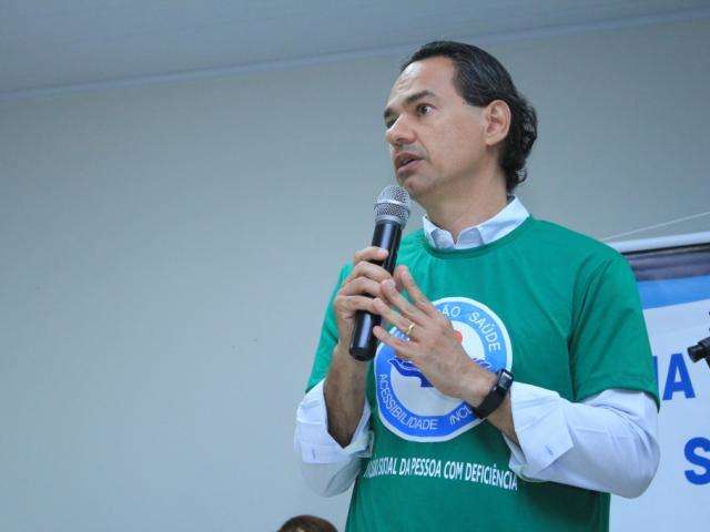 Prefeito visita obra de pavimenta&ccedil;&atilde;o no bairro Santa Luzia nesta quinta