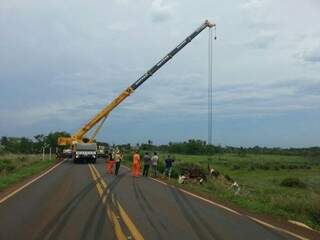Guindaste demorou mais de 2 horas para retirar caminhão (Foto: Caarapó News)