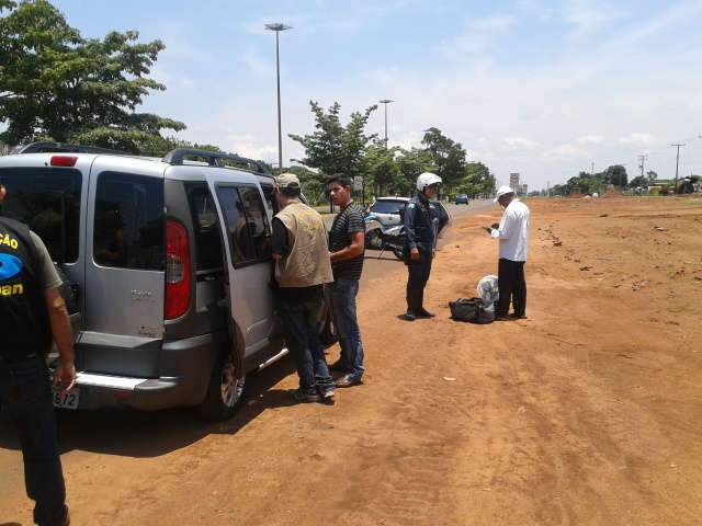  Agetran apreende ve&iacute;culos em a&ccedil;&atilde;o contra transporte irregular de passageiros