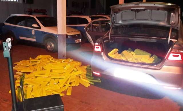 PM prende casal transportando 359 kg de maconha em Voyage