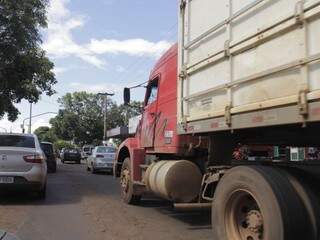 Após desvio, caminhão circula na Avenida Marechal Deodoro, sentido bairro-centro (Foto: Alan Nantes) 