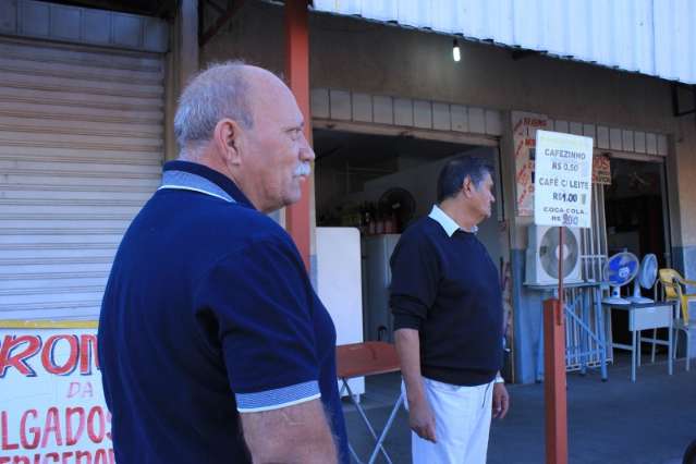 No bairro Jockey Club, nem faixa de pedestres escapa dos buracos