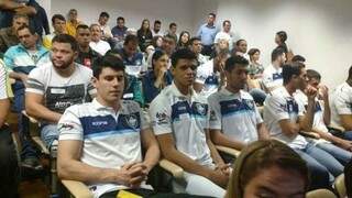 O time de vôlei do Rádio Clube/AVP marcou presença na Assembléia para apoiar a aprovação do novo bolsa-atleta (Foto: Leonardo Rocha)