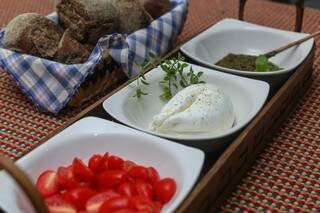 Burrata pode ser servida acompanhada com molho pesto, tomates cerejas e pão australiano. (Foto: Fernando Antunes)