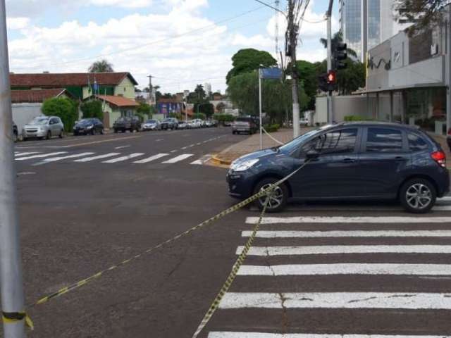 Carro interdita rua no Jardim dos Estados para propaganda do Detran-MS