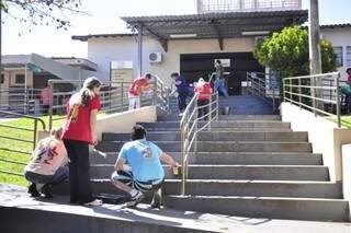 Voluntários pintam escada do Hospital do Câncer. (Foto: João Garrigó)