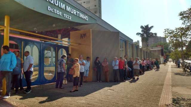 Eleitores chegam cedo e enfrentam fila em escolas para garantir voto 