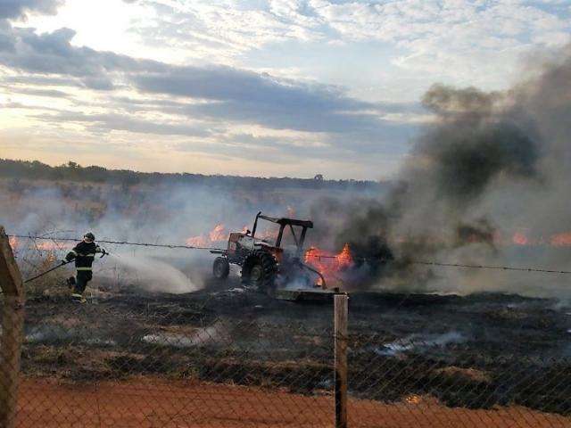 Inc&ecirc;ndio atinge mata e destr&oacute;i trator dentro de &aacute;rea de aeroporto